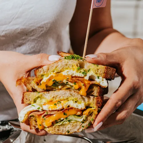 CLUB 😍 legenda všetkých sendvičov 🤤 u nás v kváskovom chlebe z remeselnej pekárne @pekarenroh 😍🩷 #nitra #streetfoodienr #foodloversnr