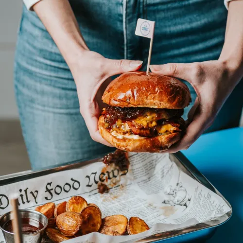 Nepotrebuješ zlatý príbor, aby si si vychutnal skvelé jedlo 👐😍🩷

#streetfoodieNR #foodloversNR #nitra #burgerlover #burger